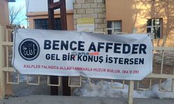 Bitlis’te Cami Önüne Asılan Pankart Dikkat Çekti