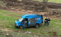 Kargo aracı takla attı: 2 yaralı