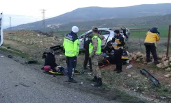 Otomobil yol kenarına yuvarlandı: 3’ü ağır 5 yaralı