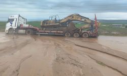 Kurtalan yolunda tehlikeli birikinti: Araçlar mahsur kaldı