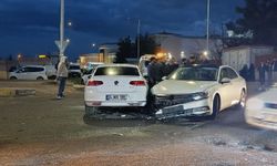 Diyarbakır’da İki Otomobil Çarpıştı