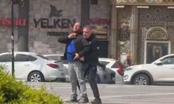 Sokak ortasında pompalı tüfekle gezen şahsa müdahale anı kameralara yansıdı