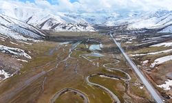 Bitlis’te Kartpostallık Manzara: Güzeldere Menderesleri Baharla Canlandı