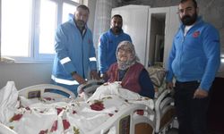 Bitlis’te 81 yaşındaki evde bakım hastasına ortopedik yatak hediye edildi