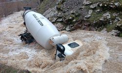 Tatvan-Hizan Yolunda Feci Kaza: Beton Mikseri Dereye Düştü, Sürücü Kayıp