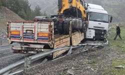 Kaza Yapan Tırı Taşıyan Tır da Kaza Yaptı