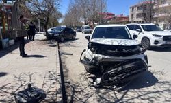 İki Araç Feci Çarpıştı: 3'ü Çocuk, 6 Kişi Yaralandı