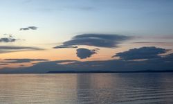 Van’da Gökyüzünde İnsan Silüeti: Gölle Bütünleşen Eşsiz Manzara