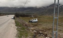 Aydınlatma Direğine Çarpan Araç Takla Attı: 3 Yaralı