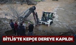 Bitlis'te Bir Kepçe Hızla Yükselen Dereye Kapıldı