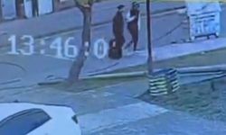 Bitlis'te kıl payı faciadan dönüldü: Devrilen direk yoldan geçen 2 kişinin üzerine düşecekti