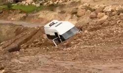 Siirt’te Heyelanda Minibüs Yolda Mahsur Kaldı