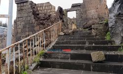 Bitlis'te yüzlerce öğrencinin kullandığı yolda metruk tarihi yapı yıkıldı