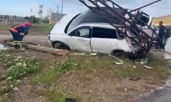 Otomobil elektrik direğine çarptı: 4 yaralı