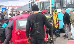 Halk Otobüsü ile Otomobil Çarpıştı: 4 Yaralı
