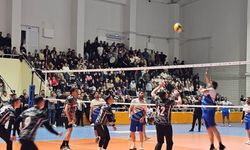 Adilcevaz'da voleybol turnuvasının şampiyonu jandarma oldu