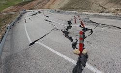 Ahlat-Malazgirt yolunda korkutan kayma