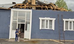 Van’da şiddetli rüzgar 4 evin çatısını uçurdu