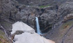 Bitlis'te Dağın İçinden Fışkıran Şelale Hayran Bıraktı