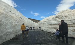 Mayıs ayının sonunda Nemrut’ta 10 metrelik kar tünellerine yoğun ilgi