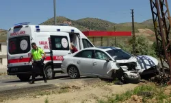 Kontrolden Çıkan Otomobil Elektrik Direğine Çarptı: 2 Yaralı
