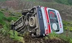 Siirt’te Ambulans Şarampole Devrildi: 3 Sağlık Personeli Yaralandı