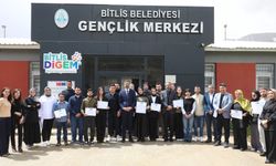 Bitlis'te gençler yapay zeka alanında geliştirdikleri projeleri sergiledi