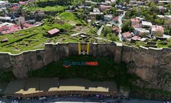 Bitlis Spor’un Dev Bayrağı Bitlis Kalesi'nde Dalgalanıyor