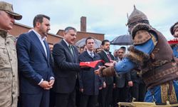 Bakan Çiftçi'den Ahlat'ta tarihi mekan ve esnaf ziyareti