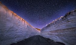 Nemrut Kalderası’nda Kar ve Yıldızlar Aynı Karede
