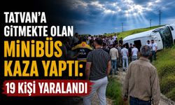 Tatvan'a Gitmekte Olan Minibüs Kaza Yaptı: 19 Kişi Yaralandı