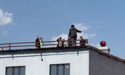 241’inci intihar girişiminde çatıya çıkan kişi güvenli şekilde indirildi