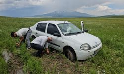 Bitlis’te Yayla Dönüşü Çamura Saplanan Gazetecinin Aracı 5 Saatlik Çalışmayla Kurtarıldı
