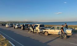 Ahlat'ta Düğün Konvoyunda Kaza: 3 Yaralı