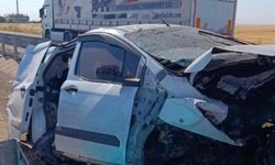 Hafif ticari araç bariyerlere çarptı: Bir ölü 2 yaralı