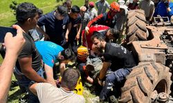 Devrilen traktörün altında kalan sürücü yaralandı