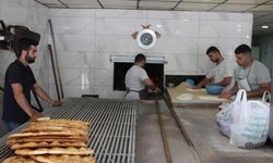 Ekmeğini taştan çıkarıyorlar: İçerisi 100 dereceyi buluyor
