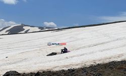 Haziran Ayında Nemrut’un Zirvesini Kayarak İndiler