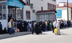 Bitlis'te YKS Heyecanı Başladı: Ailelerin Okul Önündeki Bekleyişi Sürüyor