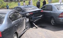 Bitlis’te maddi hasarlı trafik kazası: 3 araç birbirine girdi