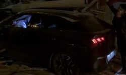 Iğdır'da kontrolden çıkan otomobil iş yerine daldı: 2 yaralı