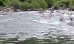 Suda kaybolan gencin akıntıya kapıldığı anlar ortaya çıktı
