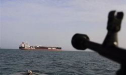 Devrim Muhafızları: Hürmüz'de güvenli olmayan rotayı kullanan iki gemi kaza yaptı