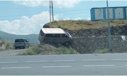 Bitlis'te kontrolden çıkan minibüs istinat duvarına çıktı
