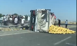 Diyarbakır'da Kavun Yüklü Kamyon Devrildi: Sürücü Yaralandı