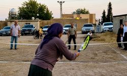 Toprak Kortta Tenis Oynayan Köylülerden Renkli Görüntüler