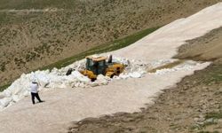 Bitlis'te Temmuz Ayında Kar Mesaisi: 3 Bin Rakımlı Yaylada Yol Açılıyor