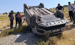 Van'da kontrolden çıkan kamyonet takla attı