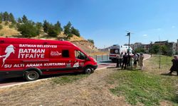 Selfie Çekmek İsterken Sulama Kanalına Düşen Kızı Çevredekiler Kurtardı