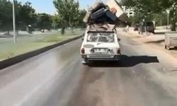 Aracının tavanına baza ve koltuk yükleyerek trafikte ilerledi